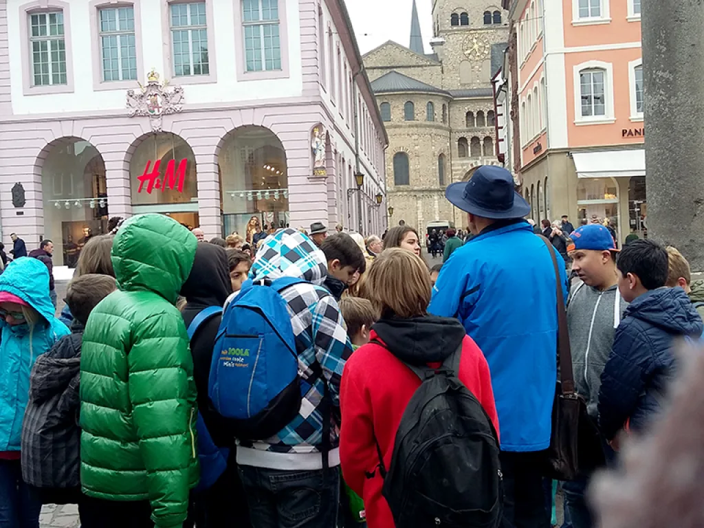 Gruppe geht durch die Innenstadt von Trier.